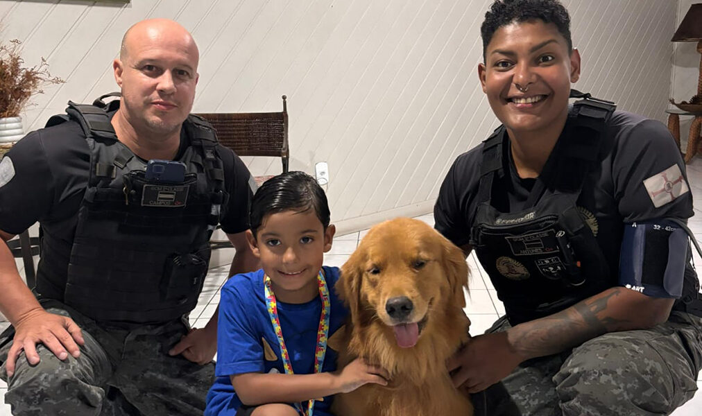 Golden Retriever do GOC emociona ao visitar menino autista em celebração de aniversário em Cabo Frio