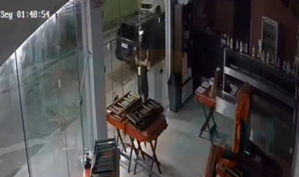 Proprietária de Cabo Frio contabiliza perdas após invasão em loja de salgados