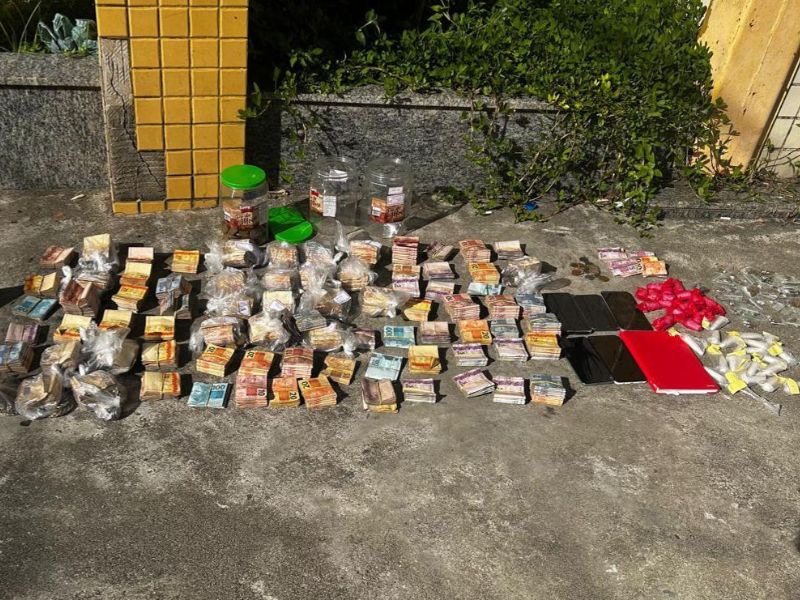 Polícia acha comércio ligado ao tráfico em Rio das Ostras com drogas e mais de R$ 68 mil em dinheiro