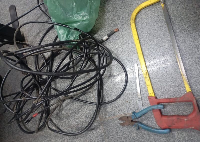 Policiais do 32º BPM prende homem em Macaé por furto de cabos de energia