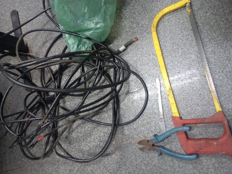 Policiais do 32º BPM prende homem em Macaé por furto de cabos de energia