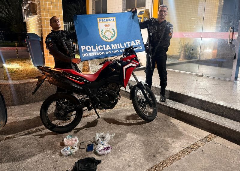 Ação da PM em Macaé prende homem e detém adolescente de 14 anos por tráfico