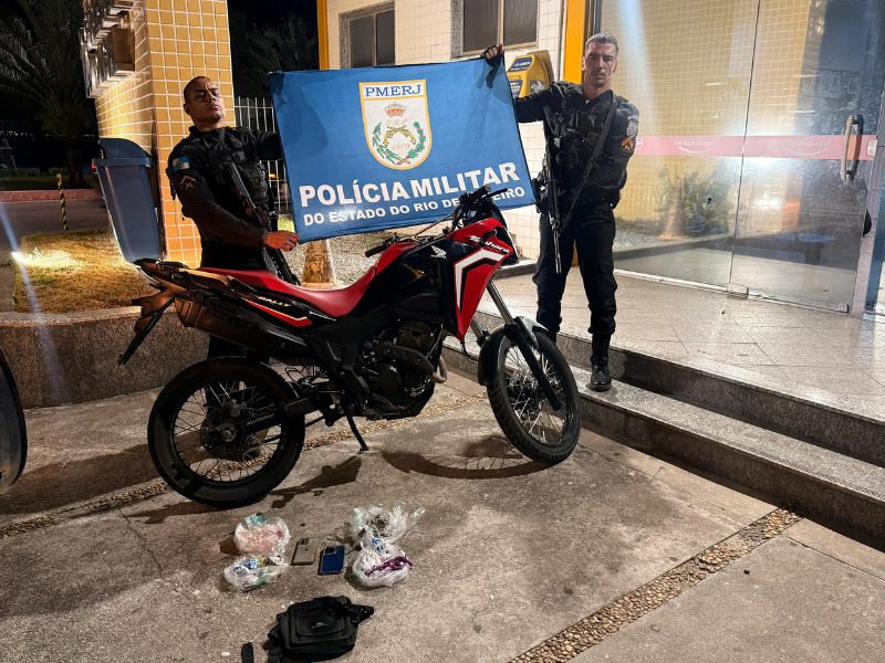Ação da PM em Macaé prende homem e detém adolescente de 14 anos por tráfico