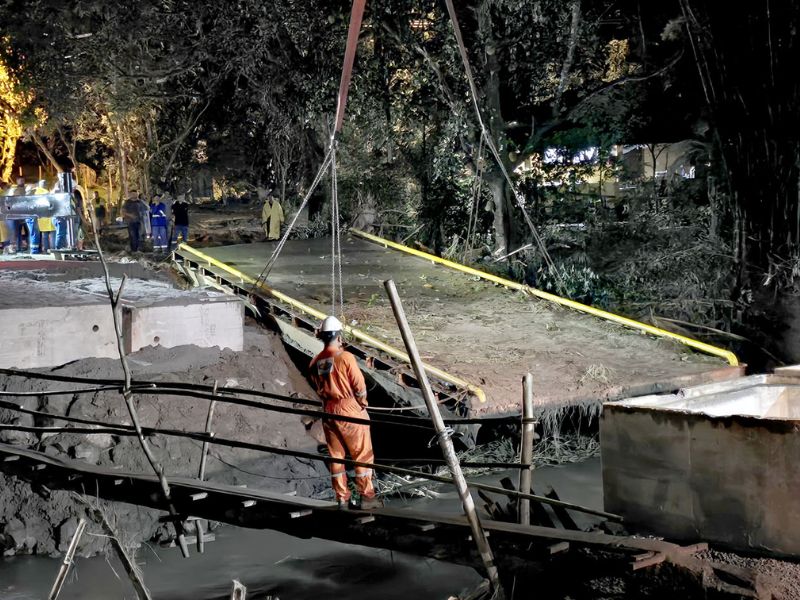 Prefeitura instala nova ponte de ferro e libera acesso de veículos no Regalo, em Macaé