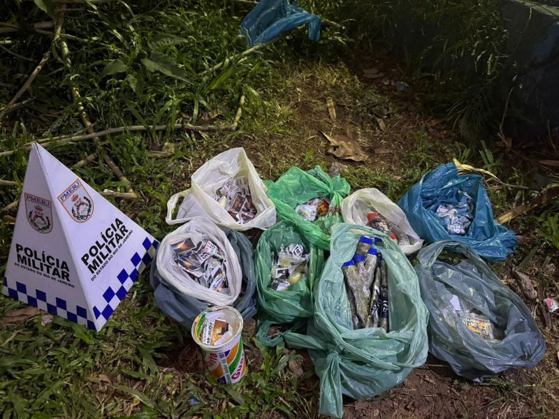 Polícia prende mulher vendendo drogas em praça do Parque Aeroporto, em Macaé