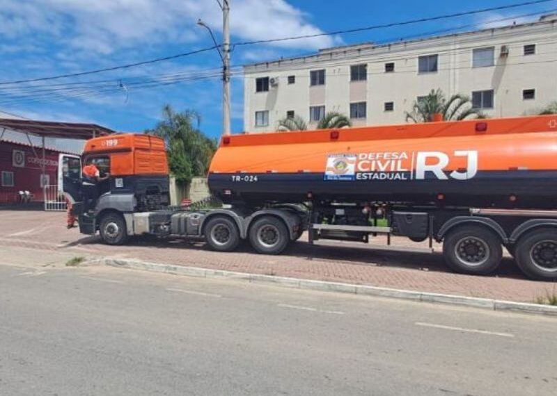 Governo estadual envia caminhão-tanque para ajudar na limpeza em Rio das Ostras