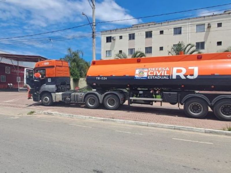 Governo estadual envia caminhão-tanque para ajudar na limpeza em Rio das Ostras