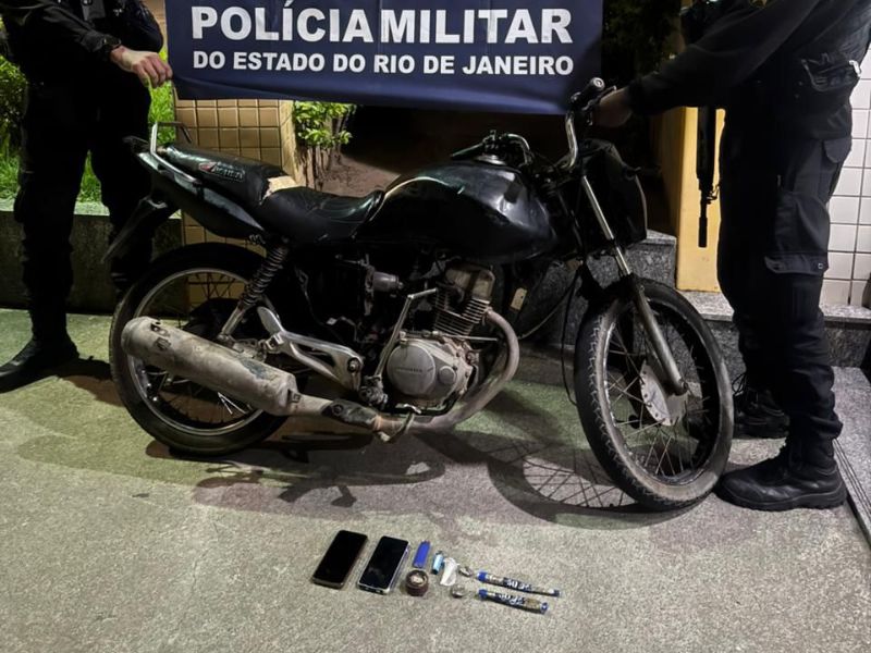 Policiais do 32º BPM fazem apreensões de drogas em Carapebus e Quissamã