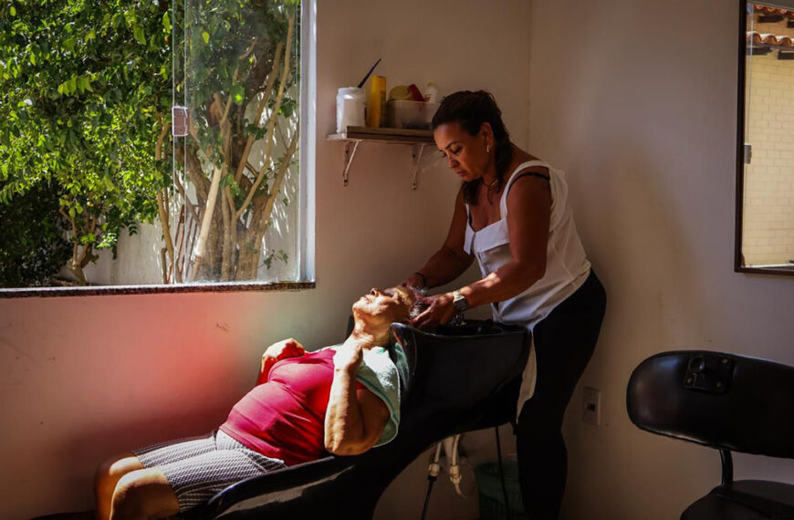 Ações de saúde, beleza e convivência marcam o Dia da Mulher para idosas em Cabo Frio