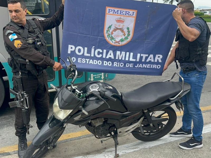 Polícia apreende drogas e moto e detém adolescente em ação em comunidade de Macaé