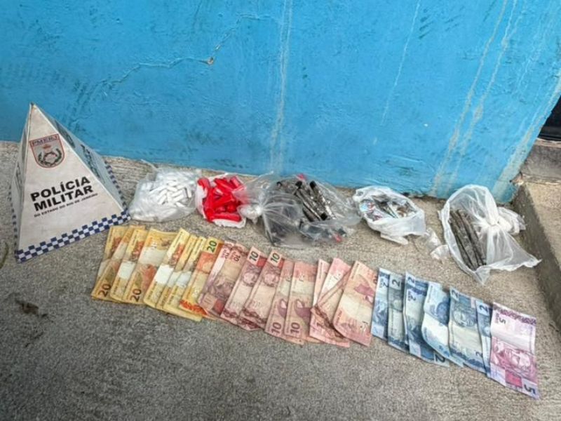 Polícia prende mulher vendendo drogas em comunidade de Rio das Ostras