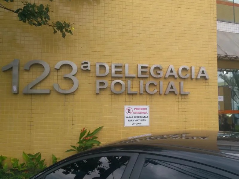 Mulher com mandado de prisão em aberto é preso pelo 32º BPM no centro de Macaé