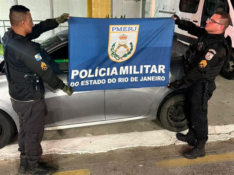 Polícia Militar prende 3 homens dentro de carro com muitas drogas em Macaé