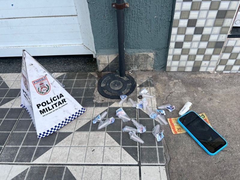 Adolescente é detido por tráfico em ações da PM em Macaé; um homem foi preso