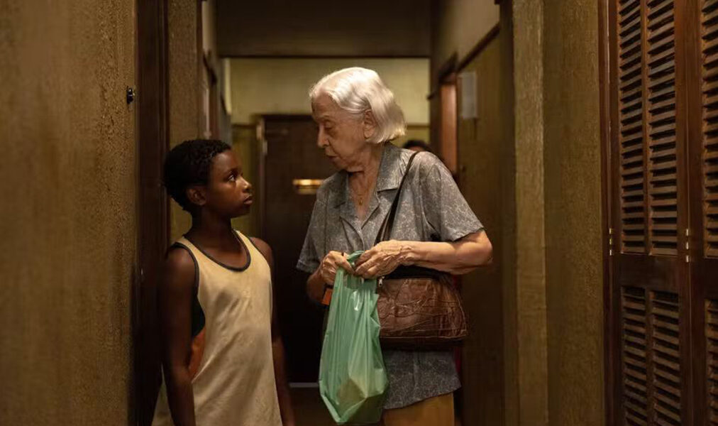 Alunos do Projeto Tecendo Talentos participam de roda de conversa com ator em Arraial do Cabo
