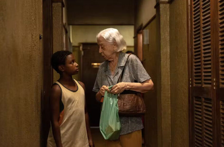 Alunos do Projeto Tecendo Talentos participam de roda de conversa com ator em Arraial do Cabo