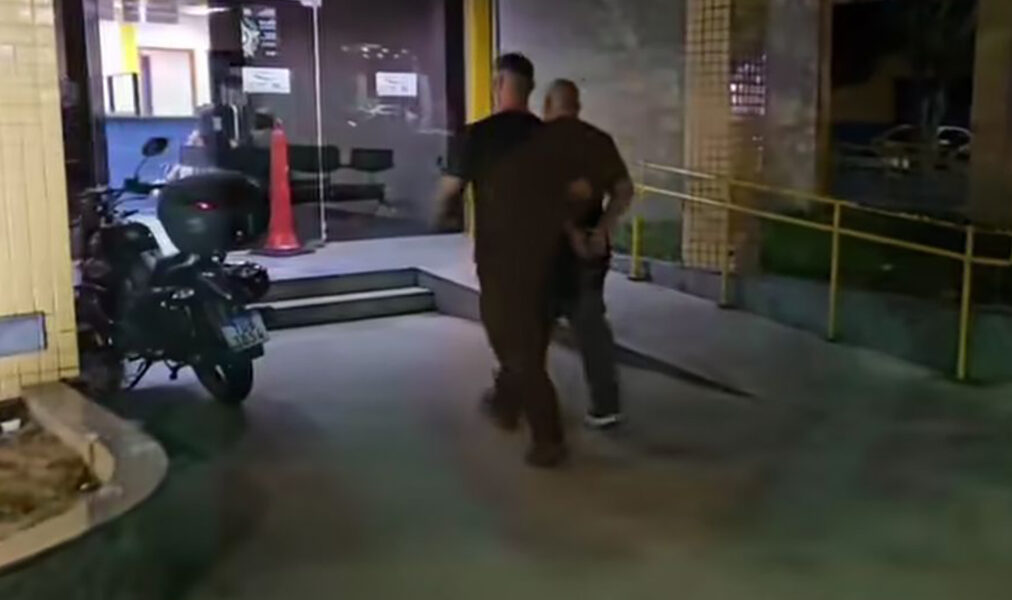 Polícia prende foragido transportando drogas em ônibus intermunicipal em Cabo Frio