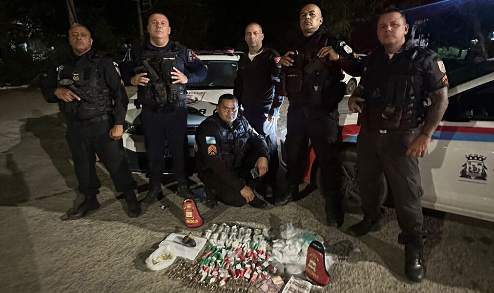 Ação policial no Caiçara leva à apreensão de granadas, cocaína e crack em Arraial do Cabo