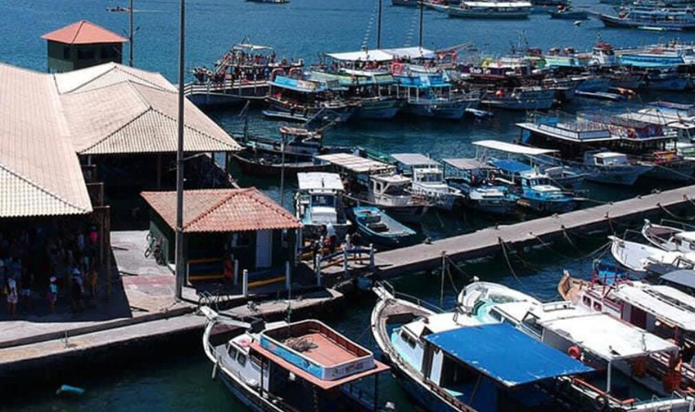 Passeios de barco lotam a Marina dos Pescadores e reforçam força do turismo em Arraial do Cabo