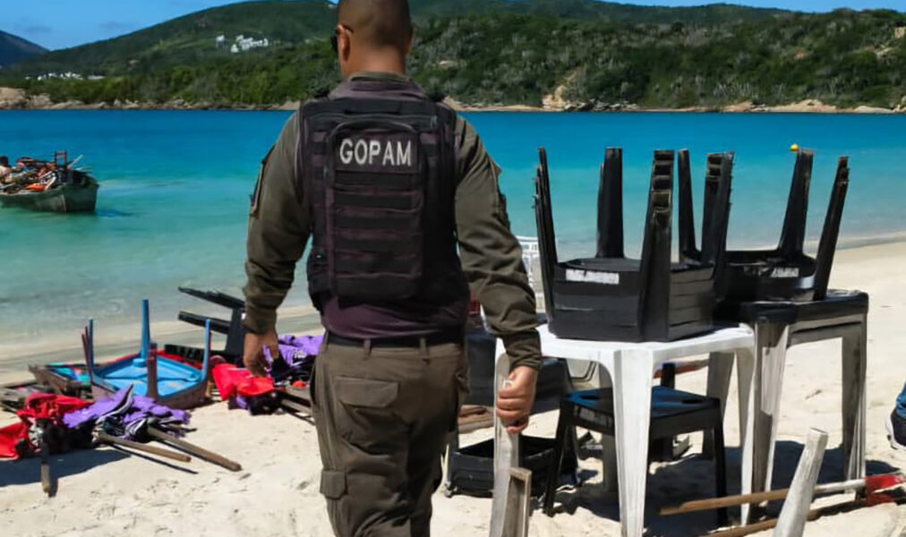 Fiscalização na Praia do Forno apreende estruturas e alerta para crime ambiental em Arraial do Cabo
