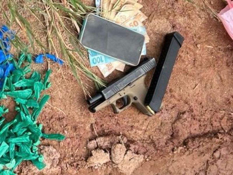 Troca de tiros leva à prisão de homem e apreensão de drogas em bairro de Macaé