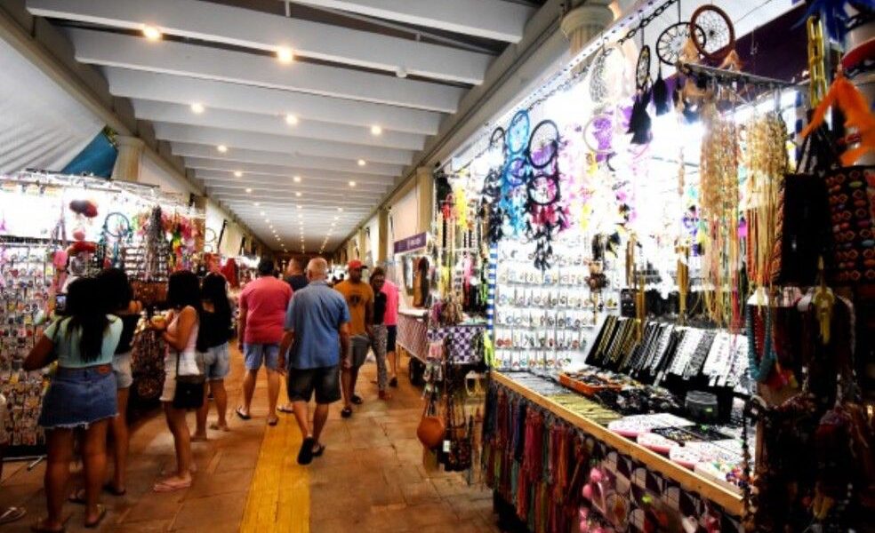 Feira das Caiçaras movimenta Búzios com cultura, renda e tradição no centro da cidade