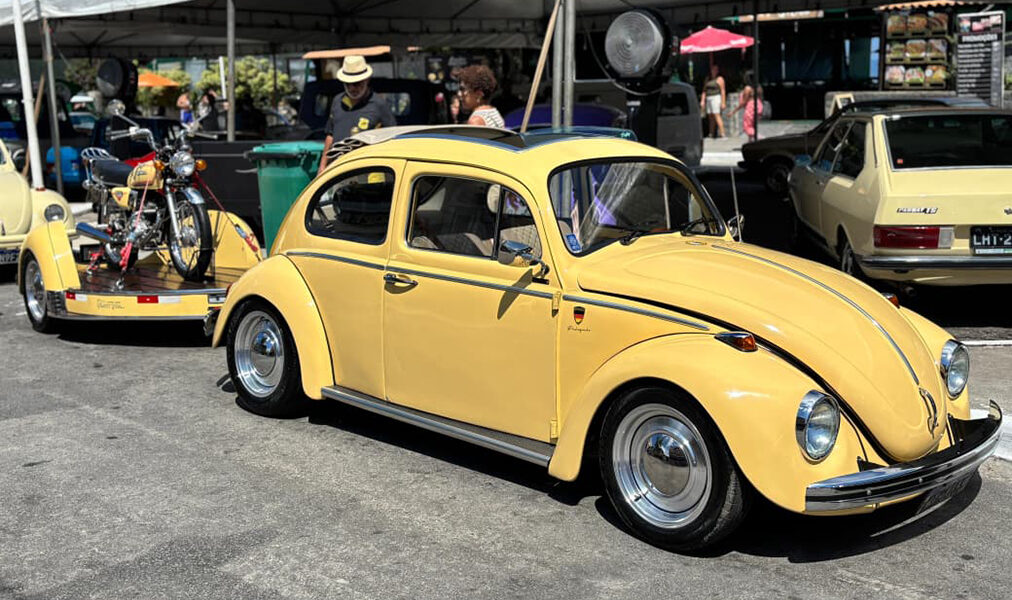 Exposição de automóveis históricos reúne visitantes e shows em Arraial do Cabo
