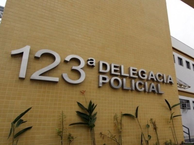 Homem é preso por crimes sexuais após denúncia de vizinho em Macaé