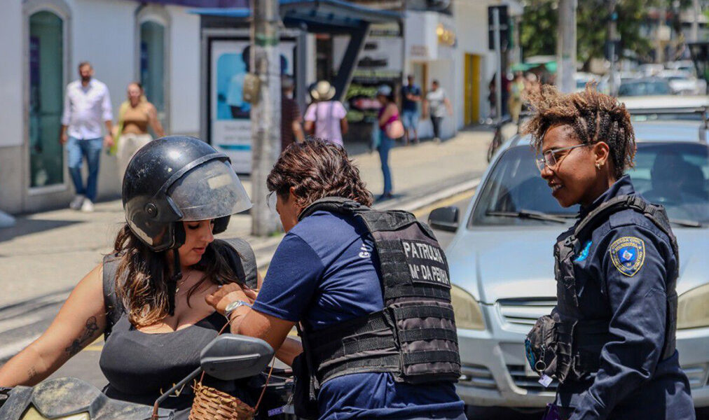 Praça Tiradentes em Cabo Frio recebe aula prática de defesa pessoal para mulheres