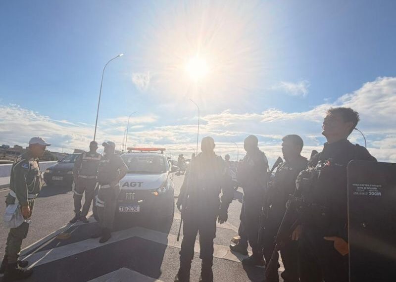 Ação da PM libera vias bloqueadas em protesto por morte de motoboy em Macaé