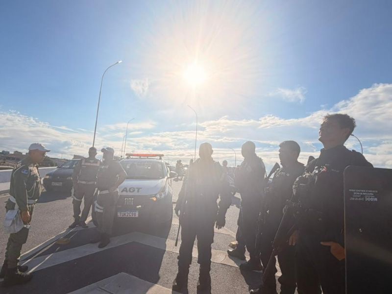 Ação da PM libera vias bloqueadas em protesto por morte de motoboy em Macaé