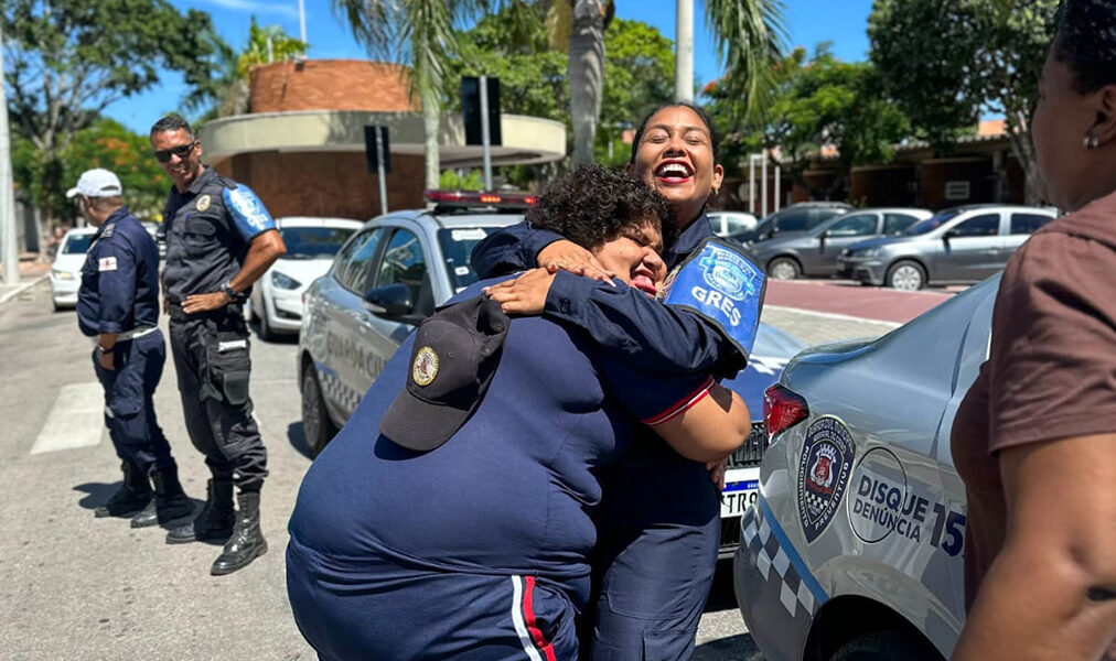 Aluna comemora 20 anos com apoio da segurança pública e fortalece vínculo com equipe escolar
