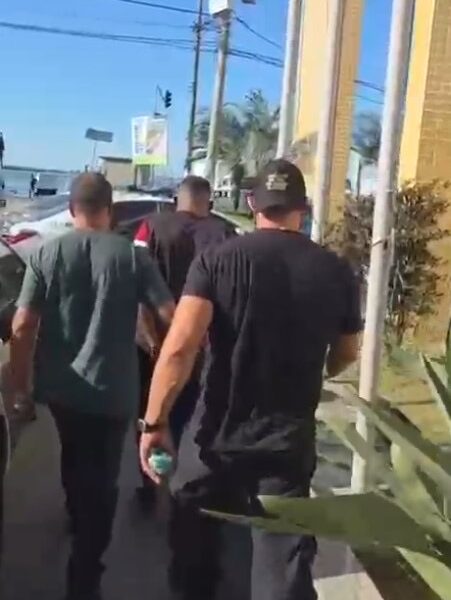 Polícia Civil prende homem com 43 sacolés de cocaína no bairro Brasília, em Macaé