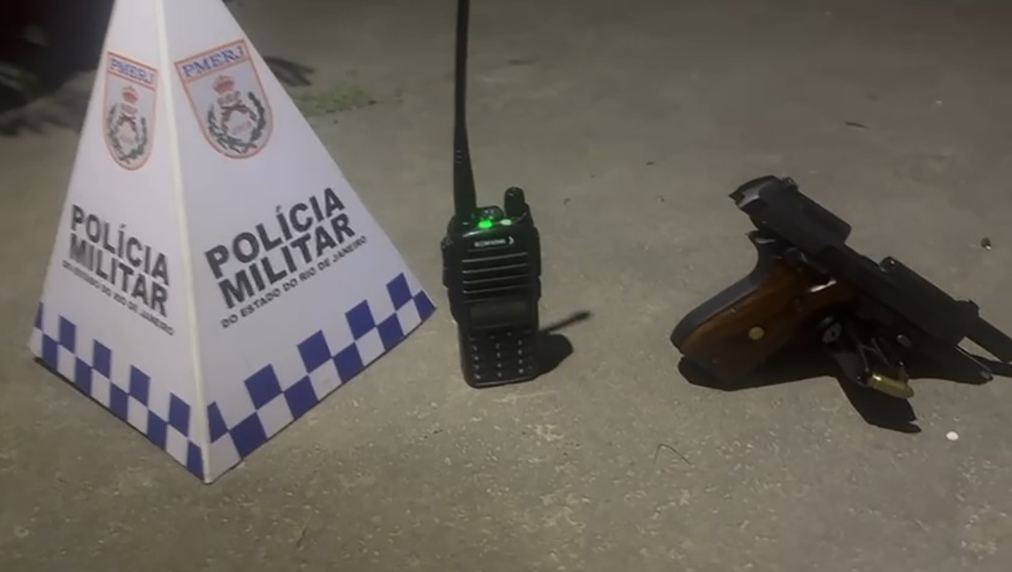 Adolescente é detido com pistola, cocaína e maconha durante operação policial em Macaé