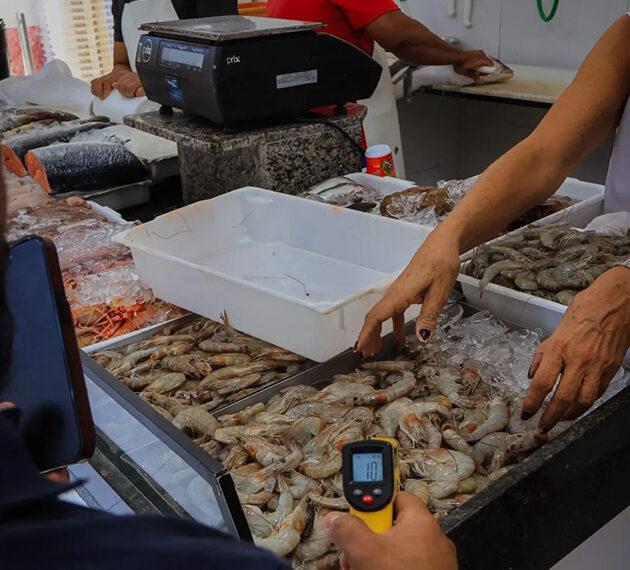 Estabelecimentos regulares recebem selo de conformidade sanitária em Cabo Frio