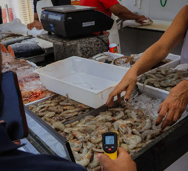 Estabelecimentos regulares recebem selo de conformidade sanitária em Cabo Frio