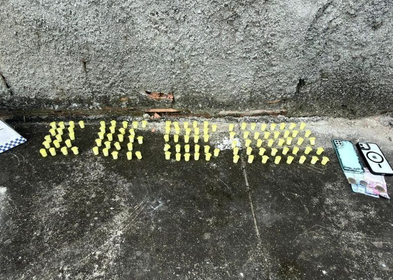 Polícia flagra grupo escondendo drogas em terreno em Rio das Ostras: 5 pessoas foram presas