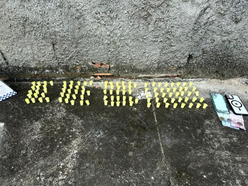 Polícia flagra grupo escondendo drogas em terreno em Rio das Ostras: 5 pessoas foram presas