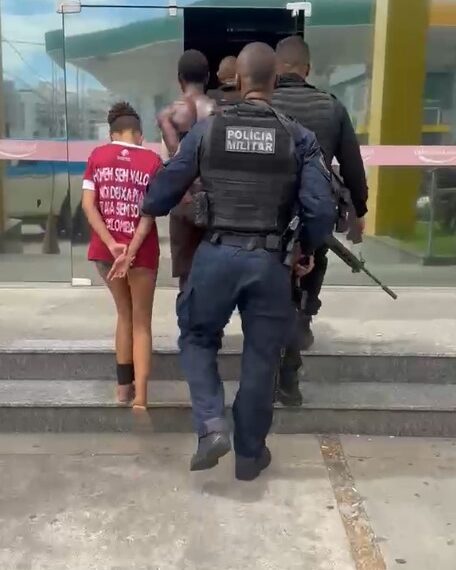 Mulher confessa atuar como “vapor” após prisão por tráfico em Macaé