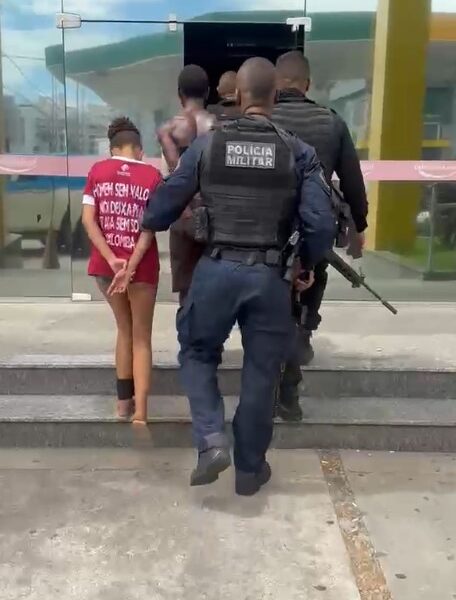 Mulher confessa atuar como “vapor” após prisão por tráfico em Macaé