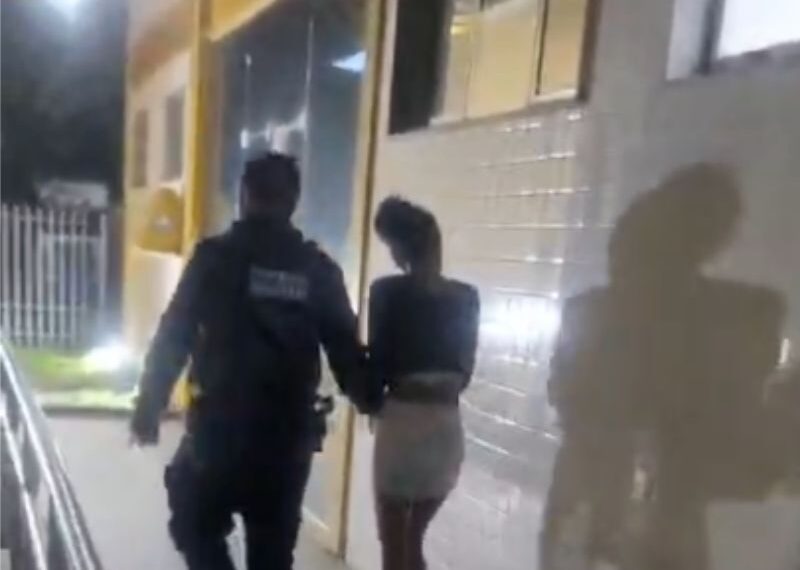 Mulher com mandado em aberto por roubo é presa em Casimiro de Abreu