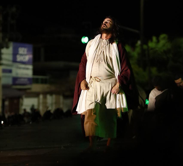 Apresentação da Paixão de Cristo destaca fé e emoção durante celebrações em Cabo Frio