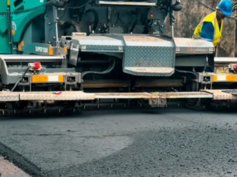 Bairros de Silva Jardim têm asfalto recapeado graças a investimentos do Estado