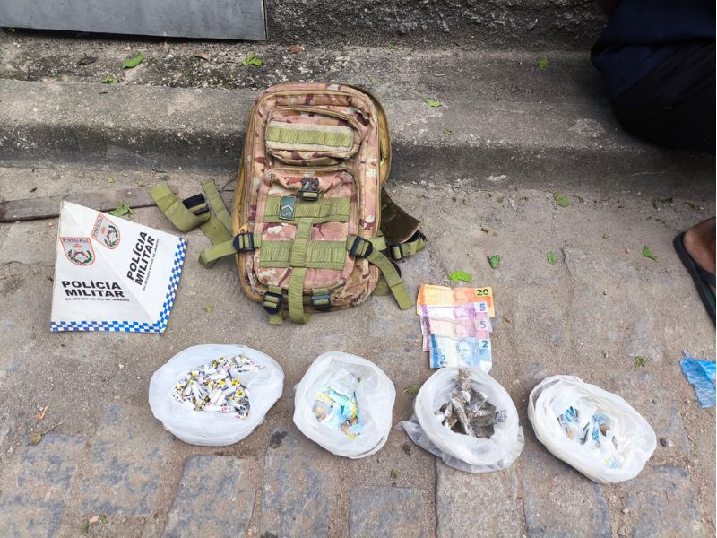 Polícia responde à denúncia e prende 2 homens por tráfico em Rio das Ostras