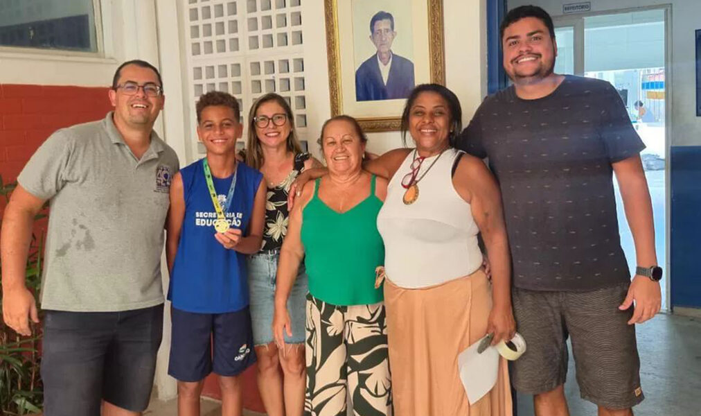 Escola municipal de Cabo Frio celebra vitória inédita de aluno em olimpíada de educação financeira