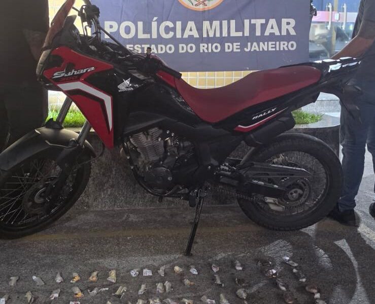 Operação contra o crime organizado apreende drogas e moto sem placa em Macaé