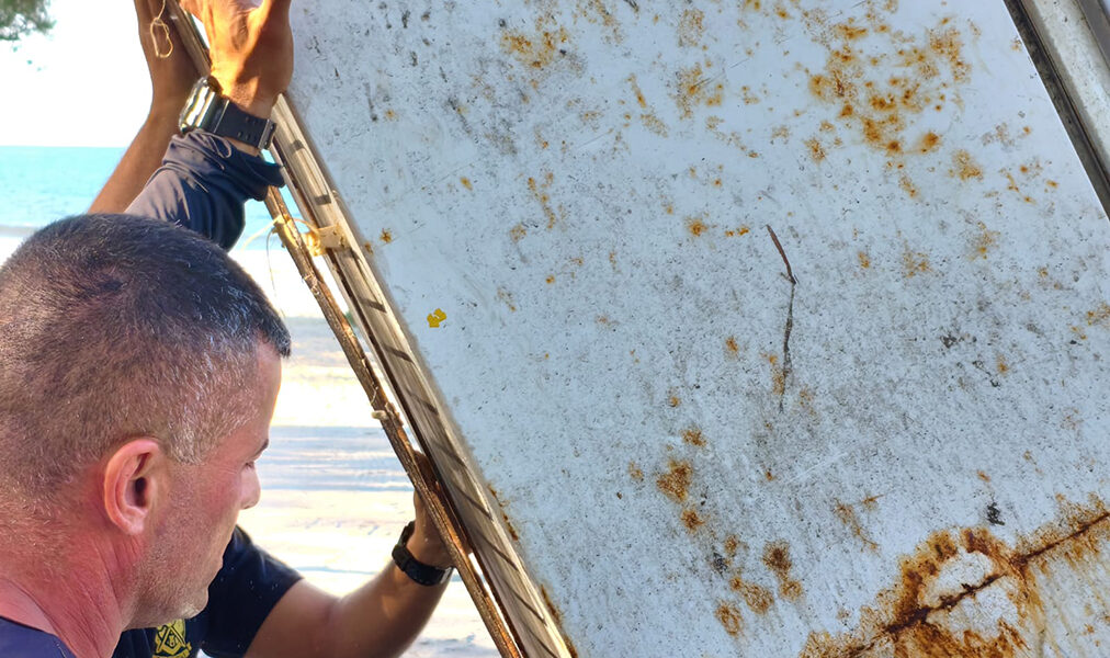 Fiscalização atua contra ocupação irregular em praia de Arraial do Cabo