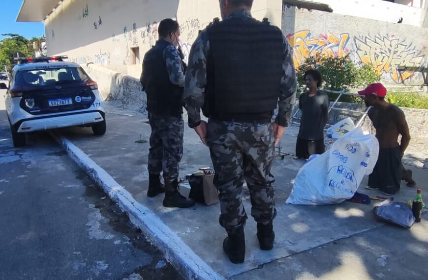 Guarda flagra dois homens com materiais furtados no Cine Clube em Macaé