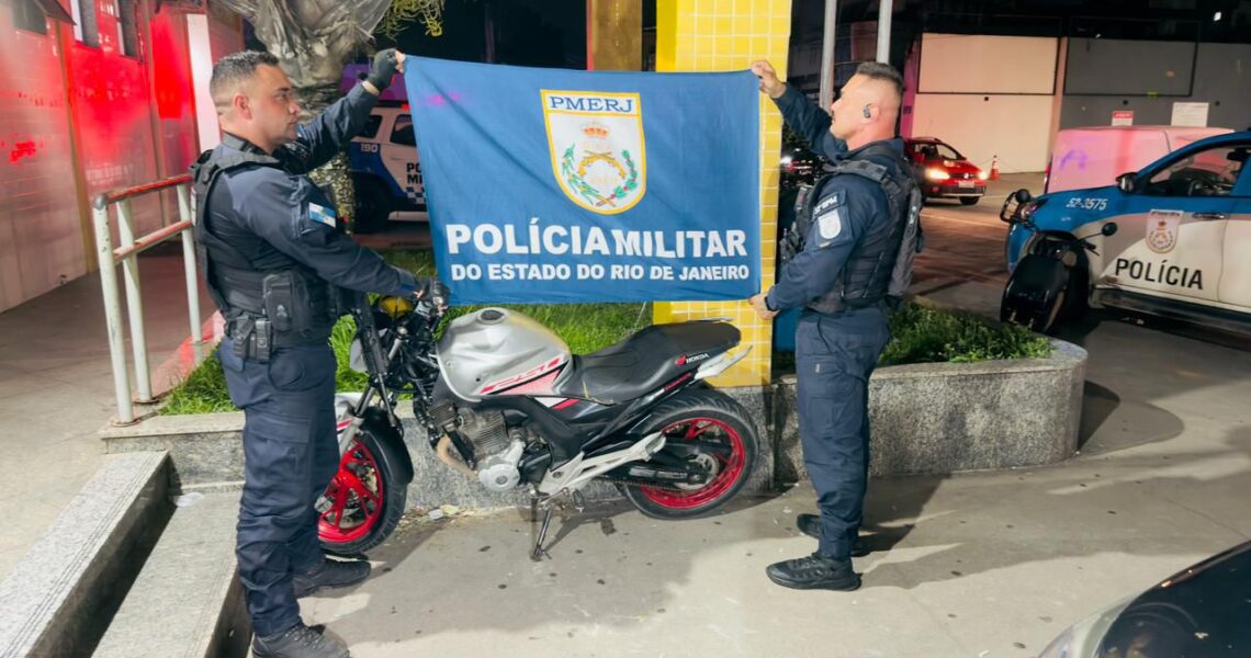 PM flagra moto irregular, persegue suspeito e recupera veículo roubado em Macaé