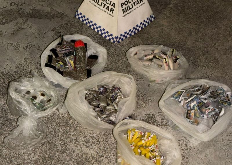 Denúncia anônima leva PM a encontrar mochila com drogas em Rio das Ostras